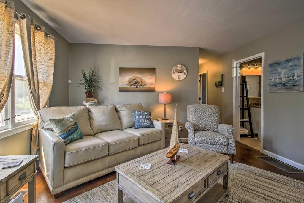 una sala de estar con un sofá y una mesa en Modern Abode with Patio about 1 Mi to Stockton Lake!, en Stockton