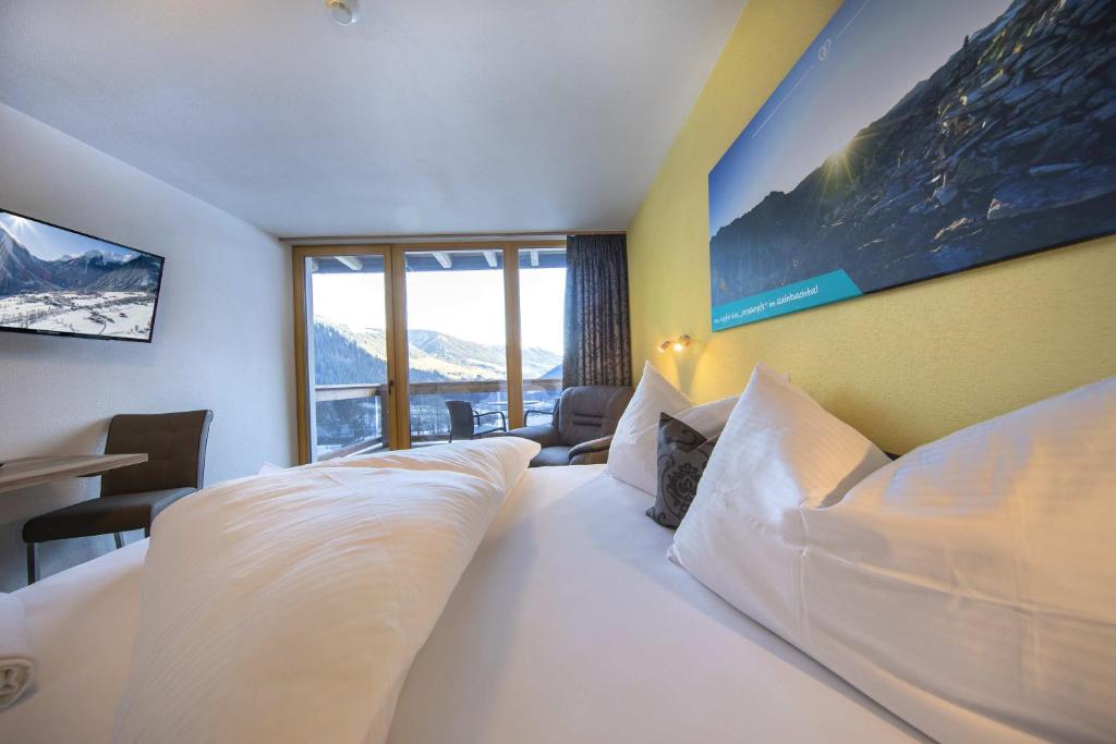Postel nebo postele na pokoji v ubytování Hotel Krimml