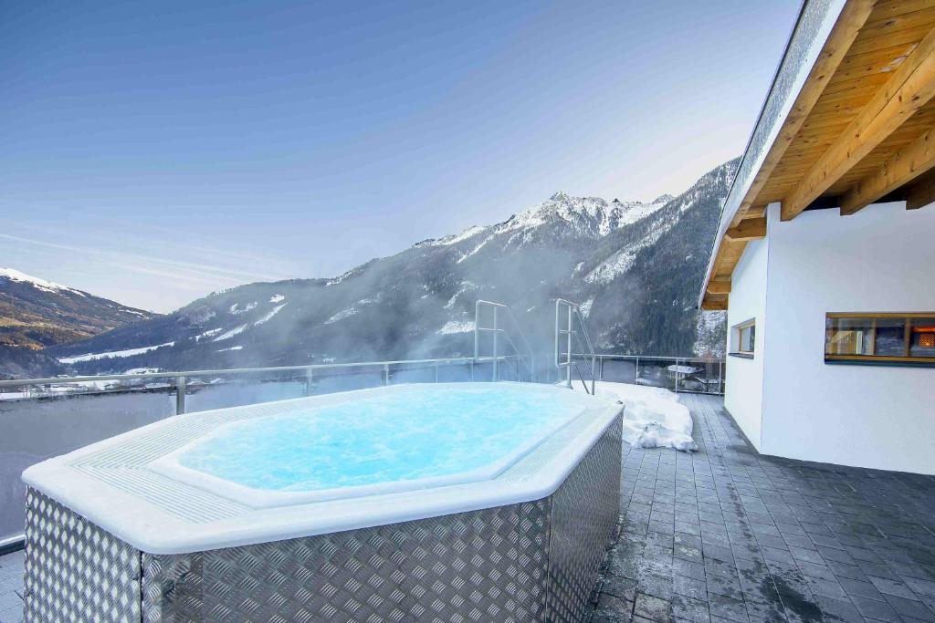 Nespecifikovaný výhled na hory nebo výhled na hory při pohledu z hotelu
