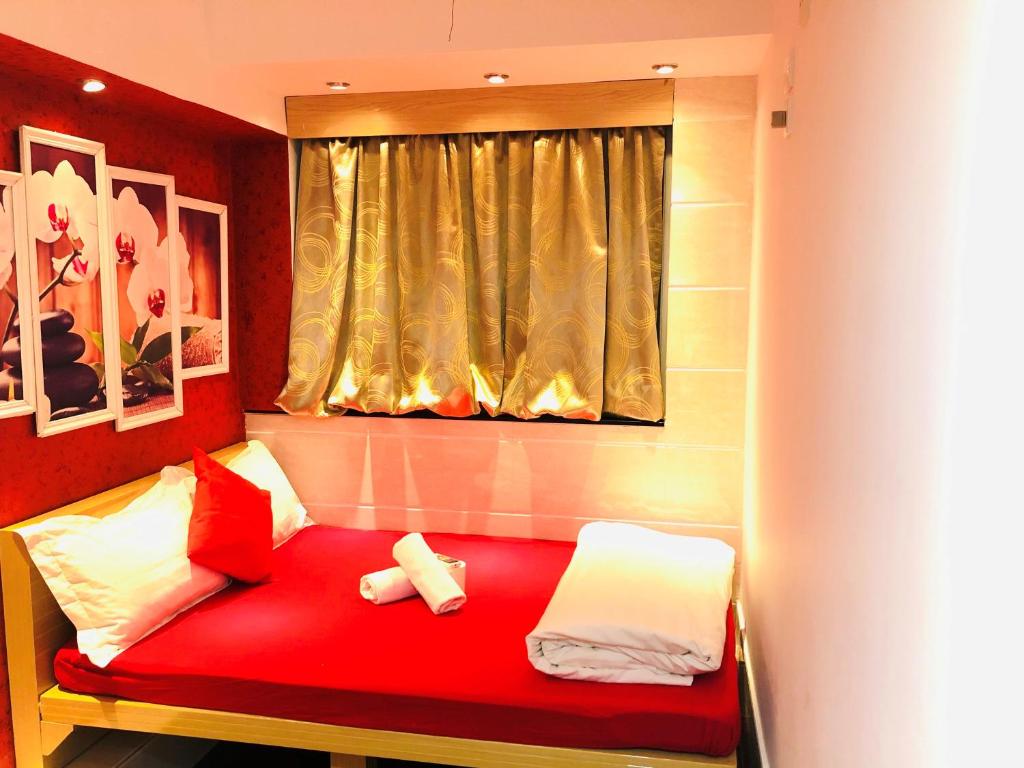 Rúm í herbergi á Delta Lounge