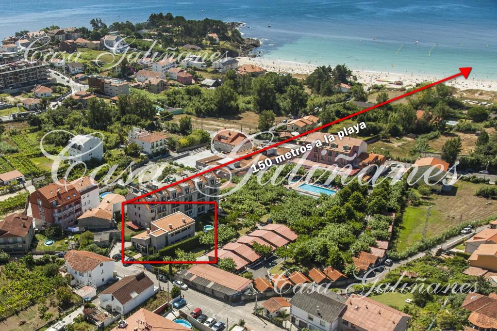 una vista aérea de un complejo con una flecha roja apuntando a la playa en Casa Galiñanes, en Portonovo