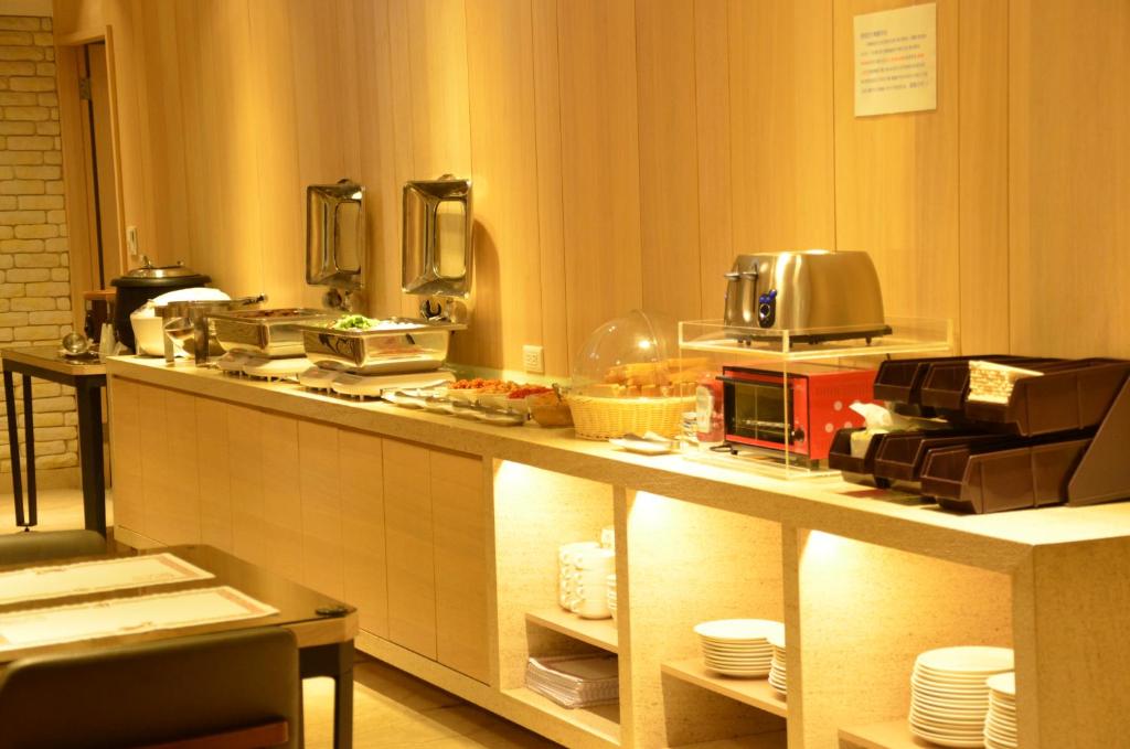 Příslušenství pro přípravu čaje a kávy v ubytování Noble Hotel
