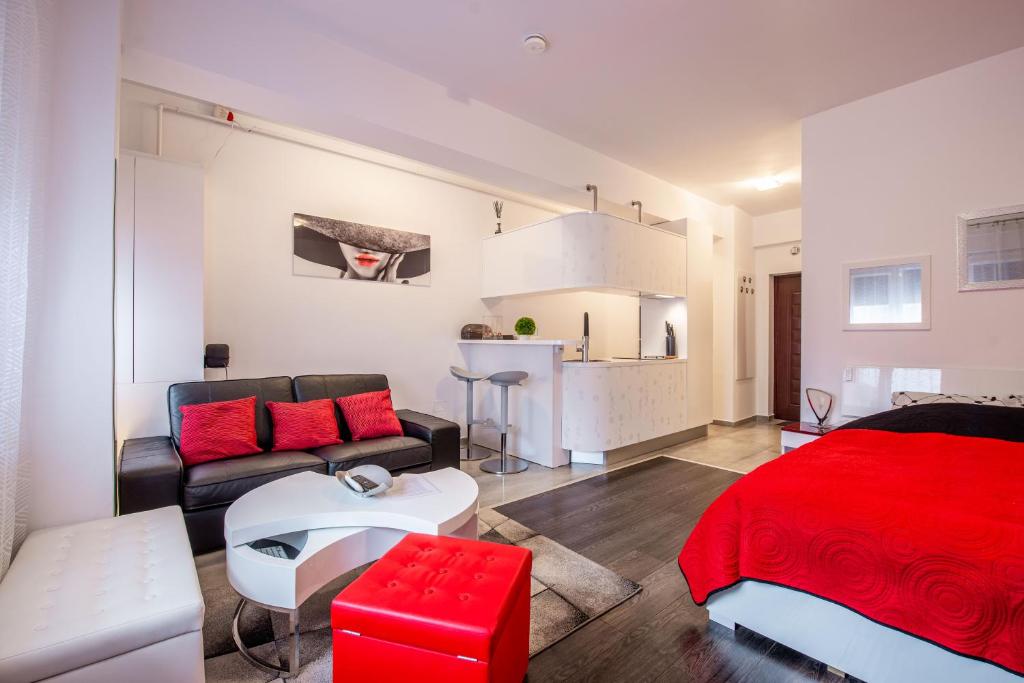 sala de estar con cama y sofá en Studio Residence Militari M6, en Roşu