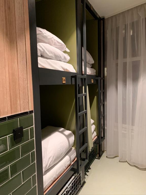 Ein Bett oder Betten in einem Zimmer der Unterkunft Durty Nelly&#39;s Inn