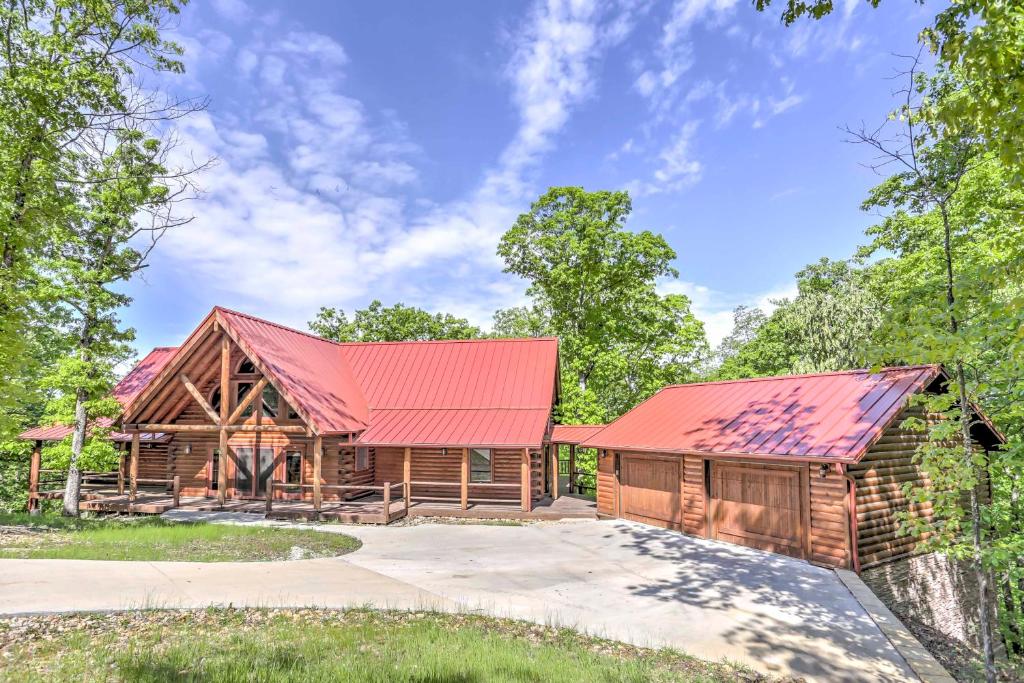 Cabaña de madera con techo rojo en Private Eureka Springs Cabin with Beaver Lake Views!, en Eureka Springs