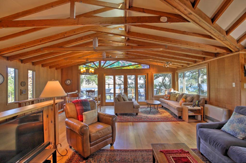 una sala de estar con techos y muebles de madera en una casa en Hillside Home with Deck and Views of Tomales Bay!, en Inverness