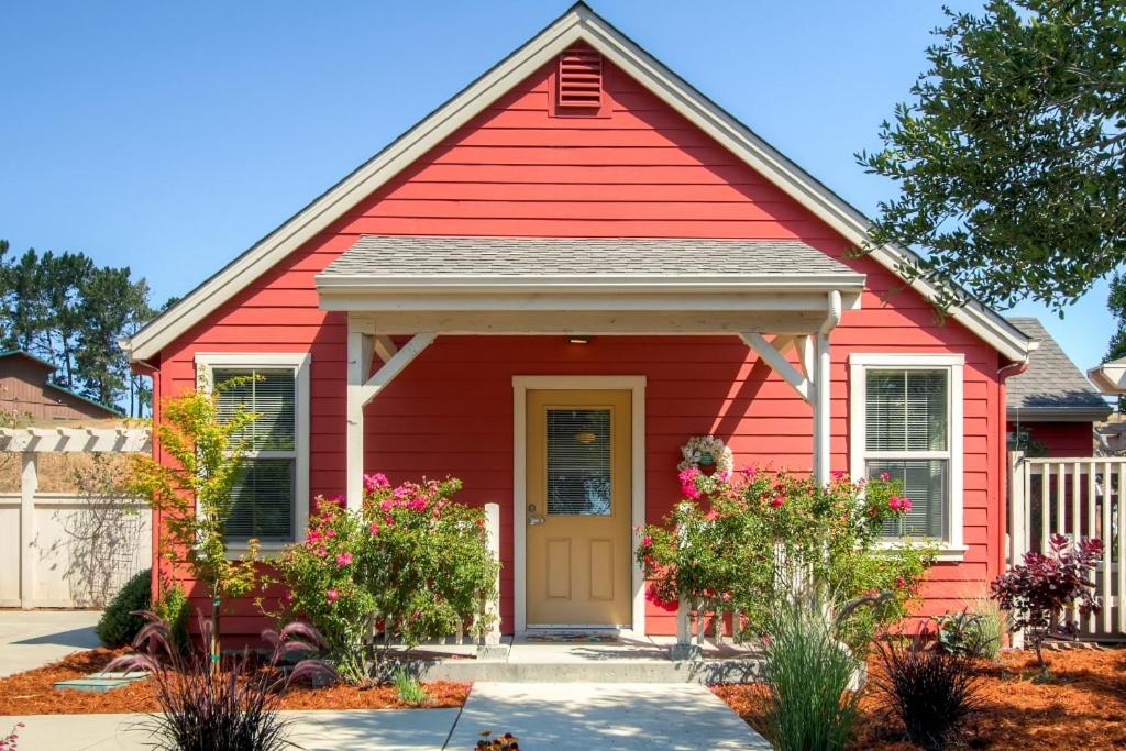 una casa rossa con una porta gialla di Serene Bungalow-Style Home in Point Reyes Station! a Point Reyes Station