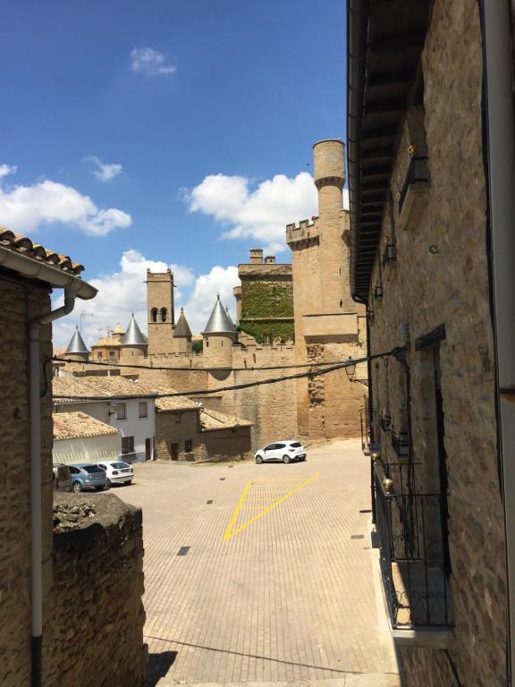 una vista de un castillo con un coche aparcado en un aparcamiento en Buenavista Olite, en Olite