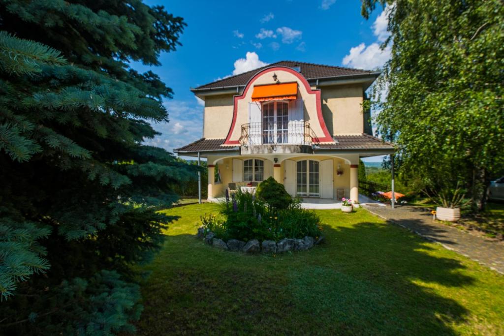 une maison jaune avec un toit orange dans l'établissement Villa Kalman Pansio, à Dunabogdány