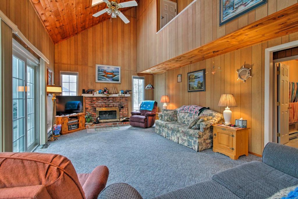 ein Wohnzimmer mit einem Sofa und einem Kamin in der Unterkunft Wilmington Getaway with Pool Access Near Hiking! in Wilmington