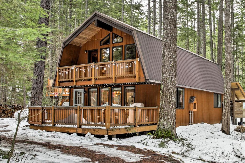 een groot houten huis in het bos bij Mountain Chalet with Hot Tub by Cle Elum Lake! in Cle Elum