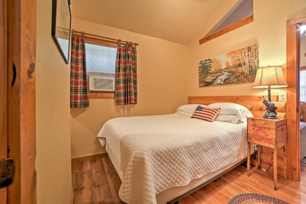 sypialnia z łóżkiem i oknem w obiekcie Branson Cabin with Deck Near Table Rock Lake! w mieście Branson