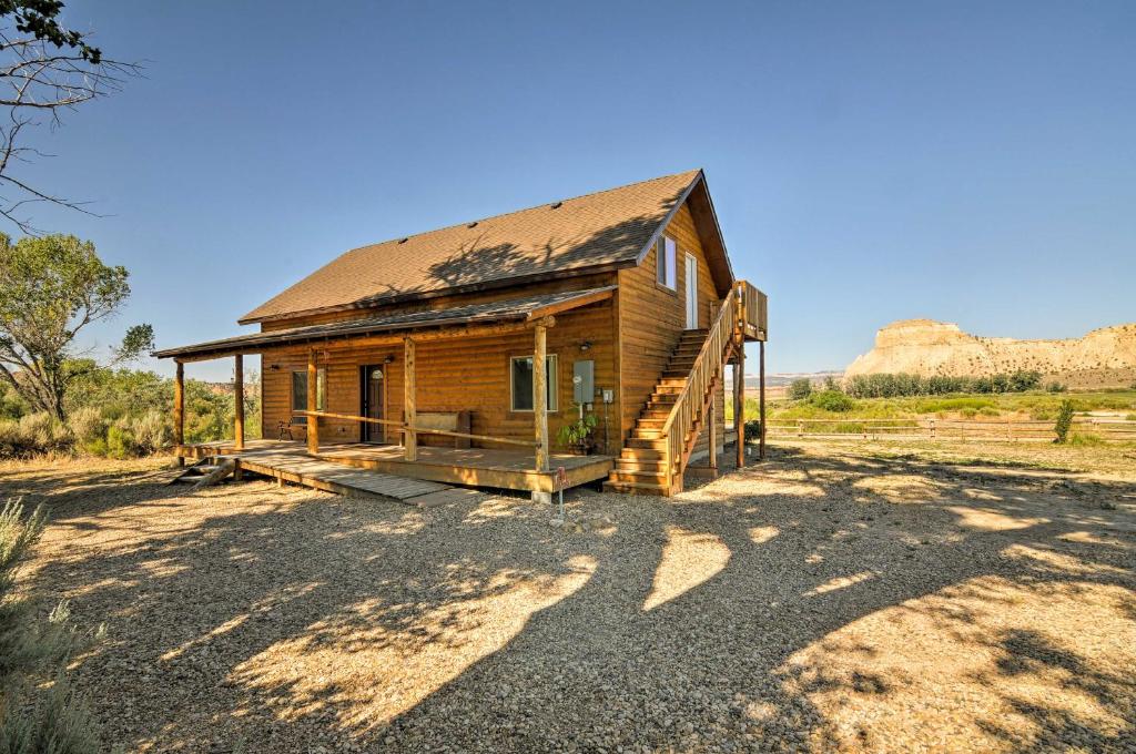 Cozy Henrieville Cabin 18 Mi to Bryce Canyon NP! في Henrieville: منزل خشبي في وسط الصحراء