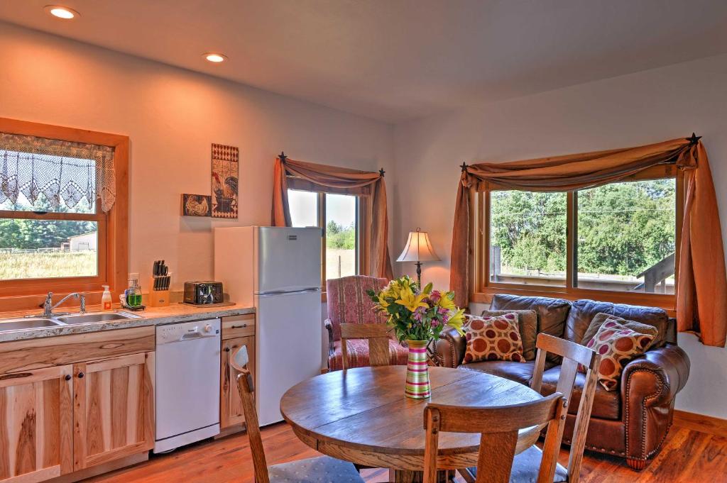 Columbia Falls Vacation Rental Near Flathead River的厨房或小厨房