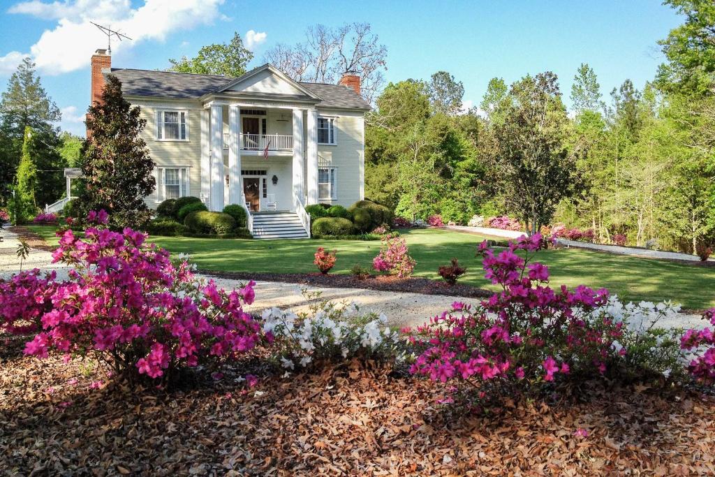 uma casa com flores cor-de-rosa no jardim da frente em Historic LaFayette Retreat with Guest House! em Oak Bowery