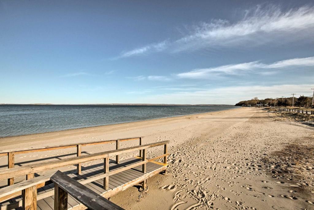 Home in Long Island Wine Country Walk to Beach!, Cutchogue (updated