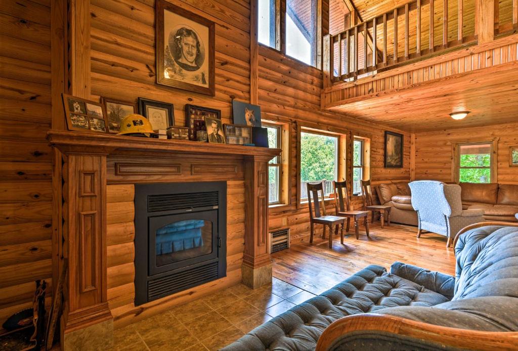 uma sala de estar com lareira num chalé de madeira em Pastoral Log Cabin with Trails about 1 Mi to Grand Lake em Fairland