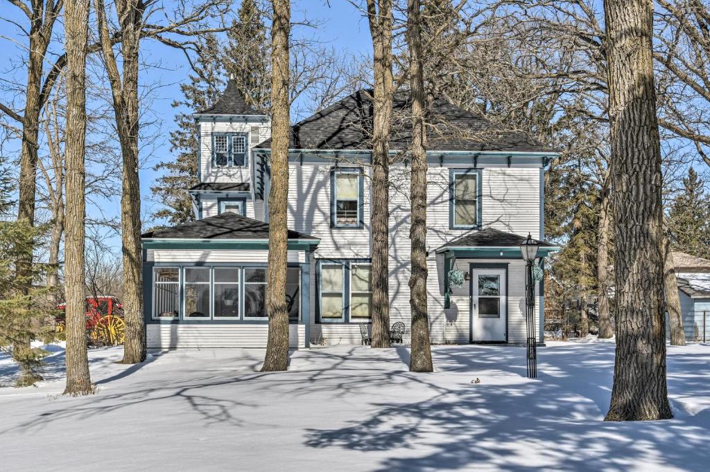 Historic Backus Home, Steps to Pine Mountain Lake!, Oshawa (updated