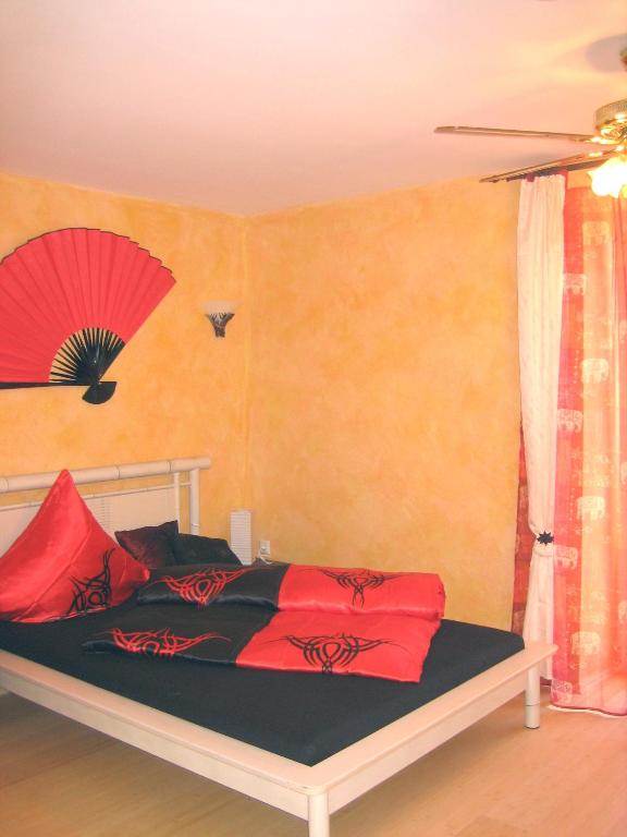 Postel nebo postele na pokoji v ubytování Cleo´s Hotel Kallstadt