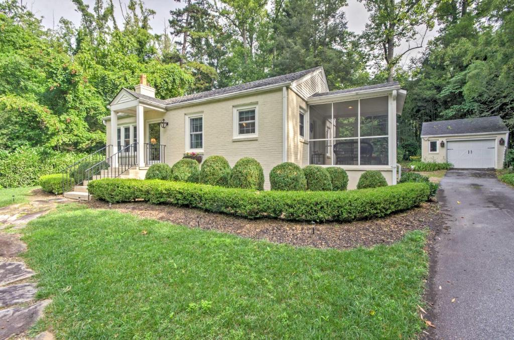 uma pequena casa com uma entrada em frente em Le Canard Cottage with Porch 10 Mi to Asheville! em Arden