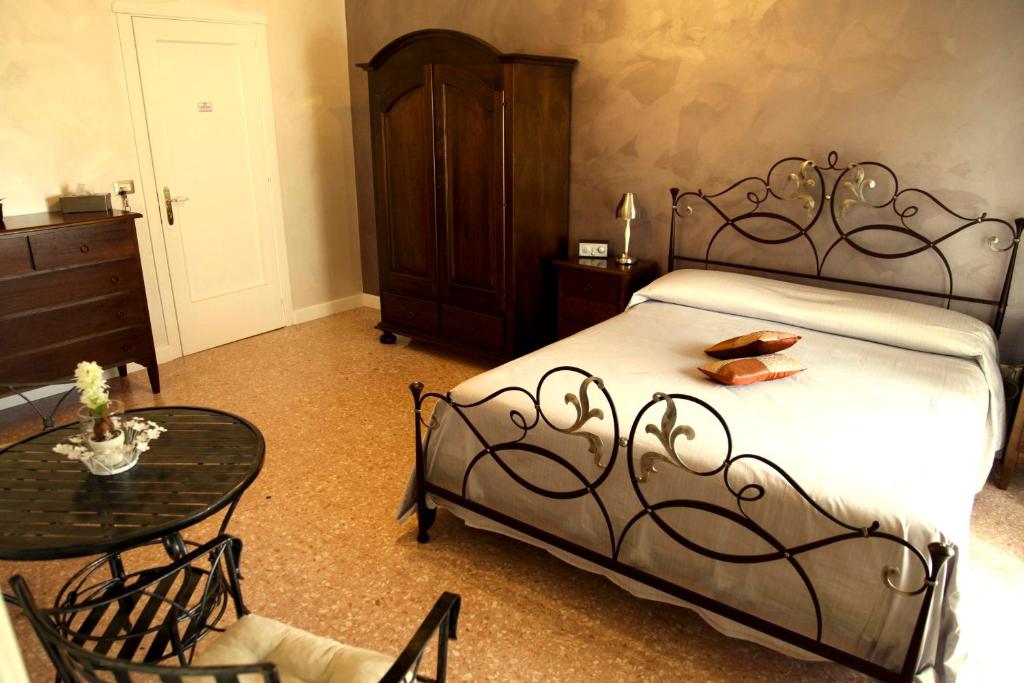 Schlafzimmer mit einem Bett, einem Tisch und Stühlen in der Unterkunft A Class in Lecce