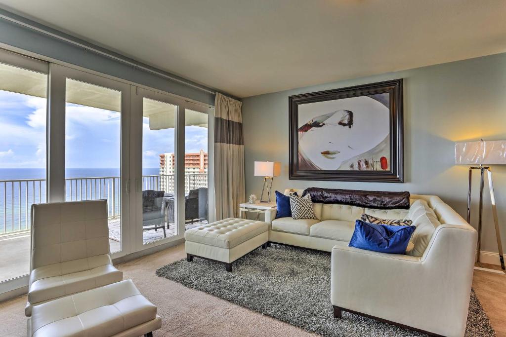 - un salon avec un canapé, des chaises et des fenêtres dans l'établissement PCB Resort Condo with Balcony Walk to Beach!, à Panama City Beach