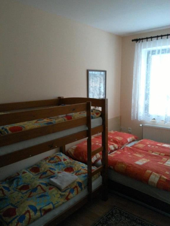 Łóżko lub łóżka w pokoju w obiekcie Apartmány pod Suchým Vrchem