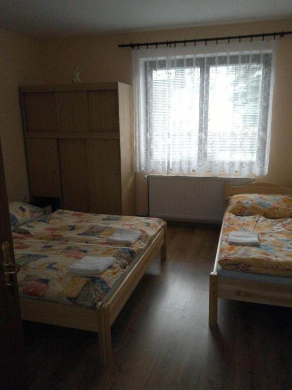 Łóżko lub łóżka w pokoju w obiekcie Apartmány pod Suchým Vrchem