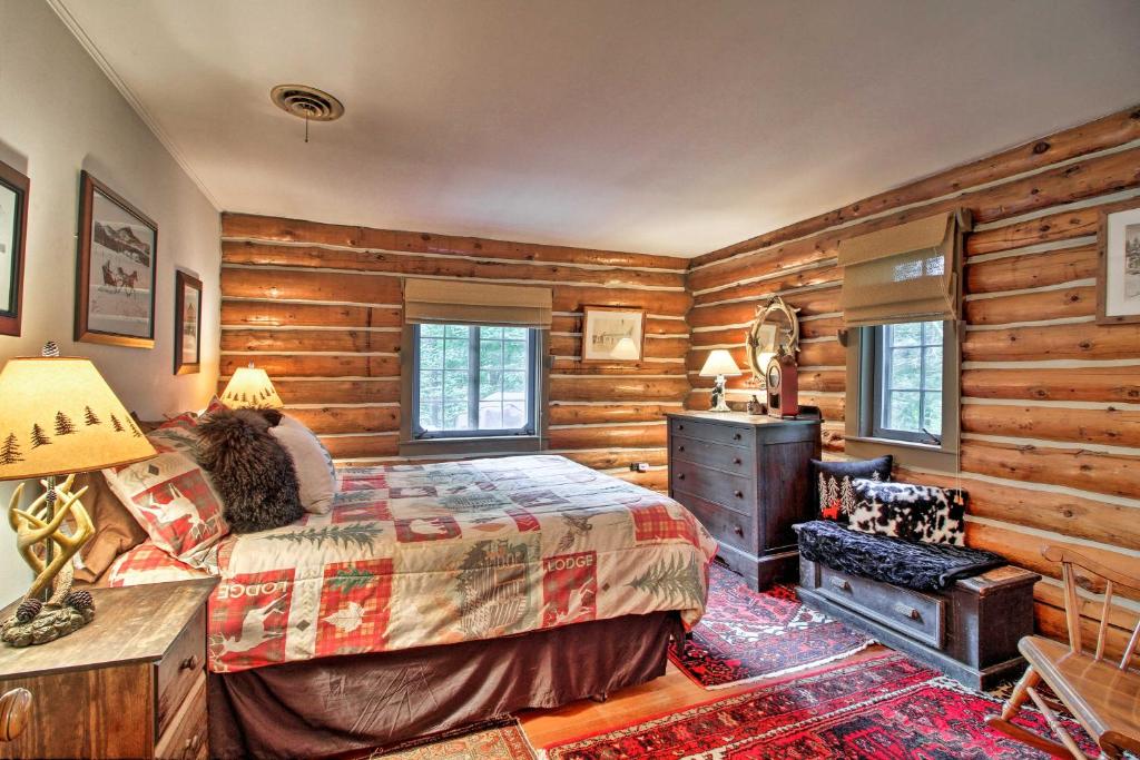 Postel nebo postele na pokoji v ubytování Award-Winning Log Cabin, Top 5 in New England!