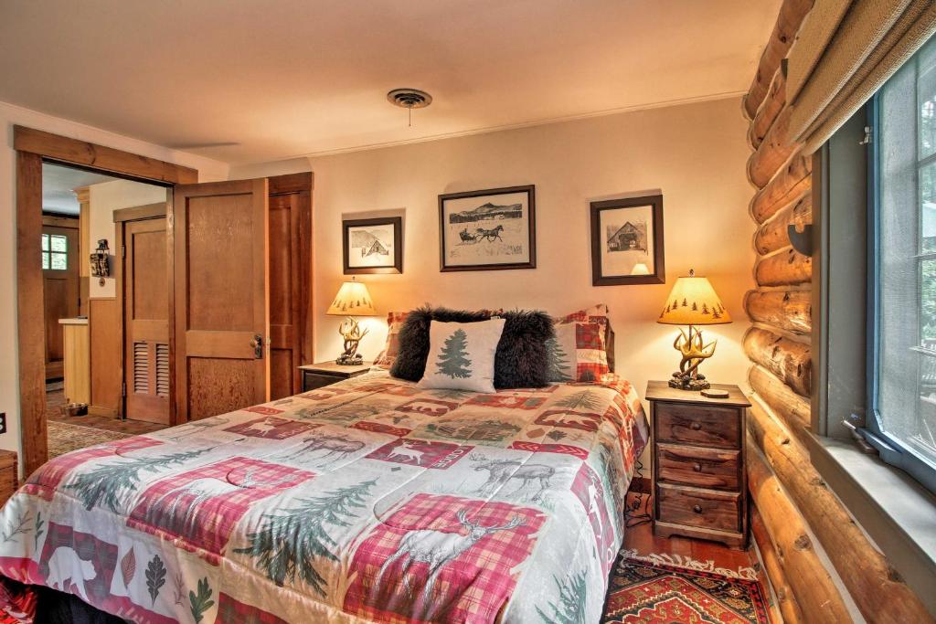 Postel nebo postele na pokoji v ubytování Award-Winning Log Cabin, Top 5 in New England!