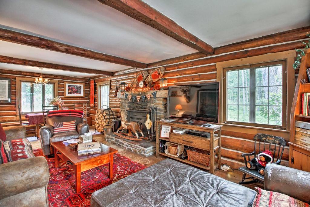 Posezení v ubytování Award-Winning Log Cabin, Top 5 in New England!