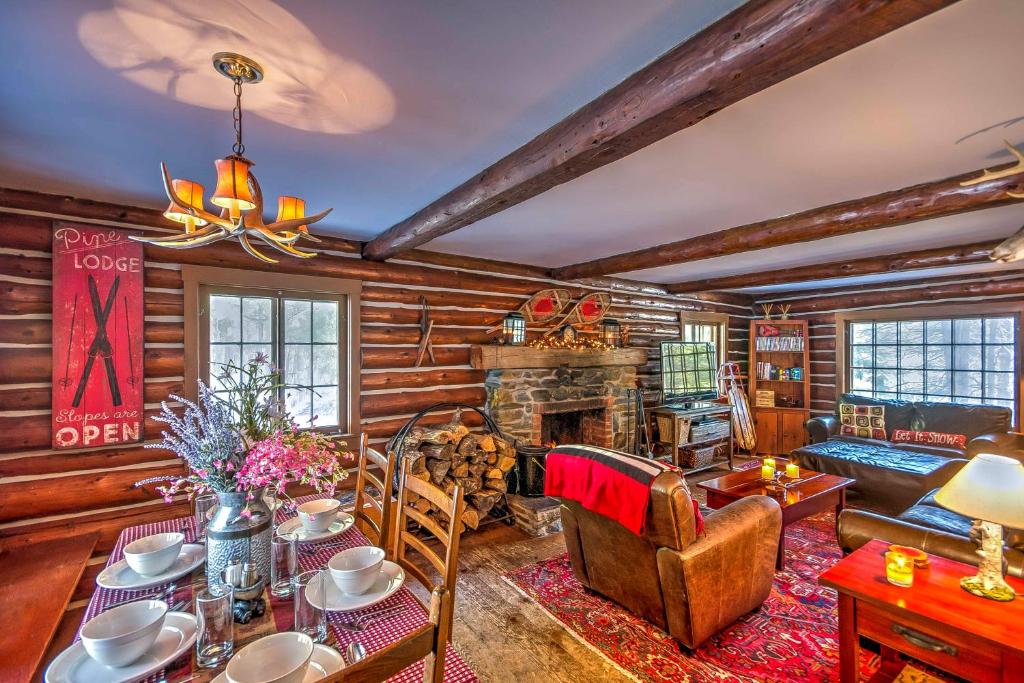 Posezení v ubytování Award-Winning Log Cabin, Top 5 in New England!