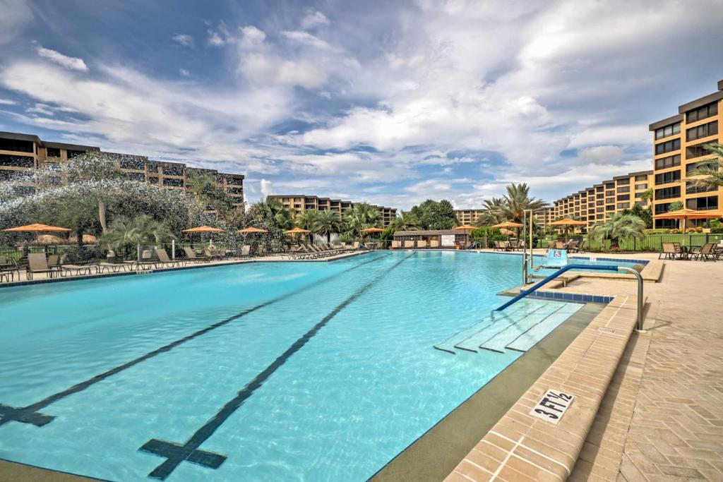 Piscina de la sau aproape de Beachfront Sarasota Resort Condo Siesta Key View!