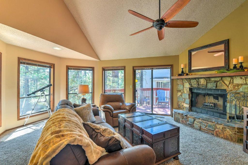 un soggiorno con divano e camino di Wooded Retreat with Deck 4 Mi to Downtown Flagstaff a Flagstaff