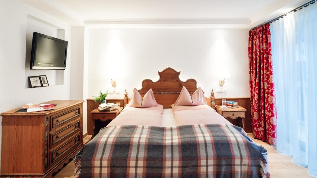 Postel nebo postele na pokoji v ubytování Hotel Lech & Residenz Chesa Rosa