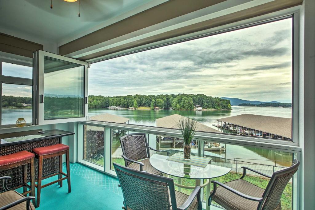 Huddleston Condo Rental on Smith Mountain Lake!, Huddleston (updated