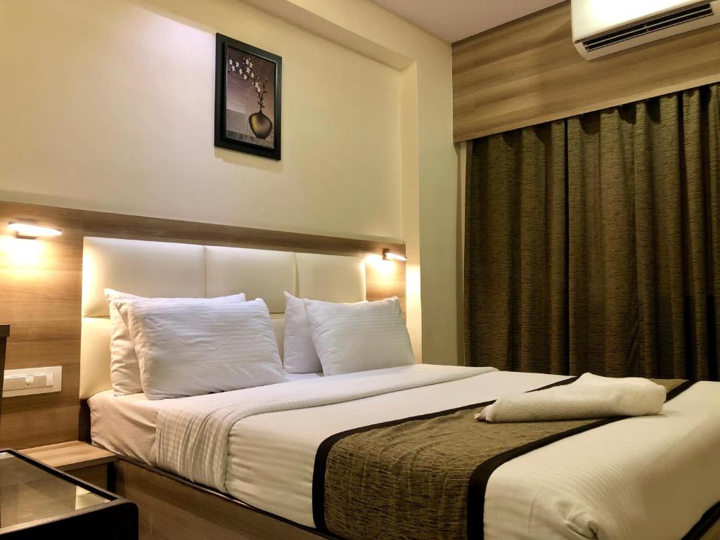 Postel nebo postele na pokoji v ubytování Hotel Avon Ruby Dadar