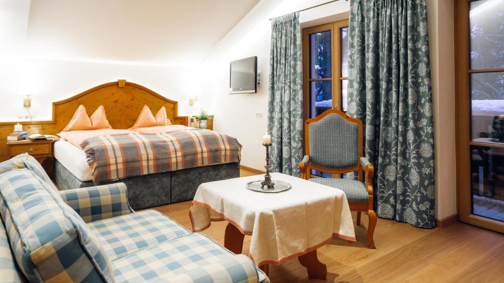 Postel nebo postele na pokoji v ubytování Hotel Lech & Residenz Chesa Rosa