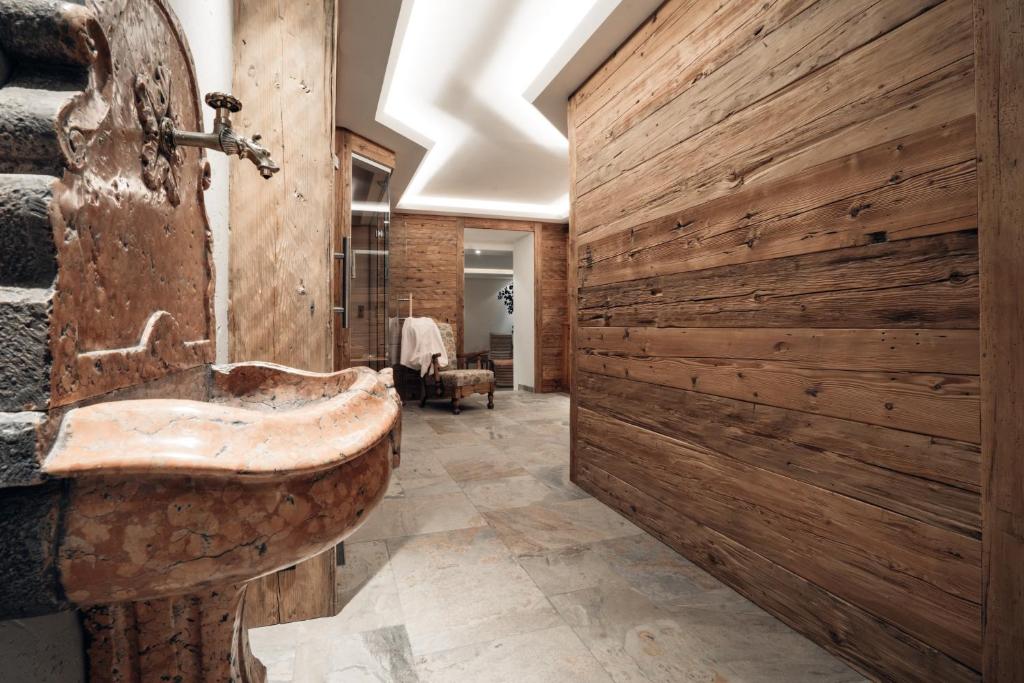 Koupelna v ubytování Hotel Lech & Residenz Chesa Rosa