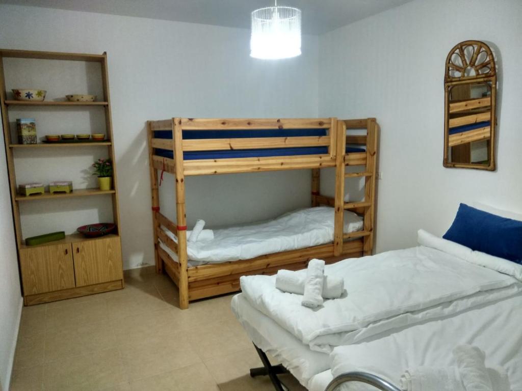 מיטה או מיטות קומותיים בחדר ב-מישפוחם - אירוח משפחתי בירוחם - Mishpucham - Hosting unit in the desert