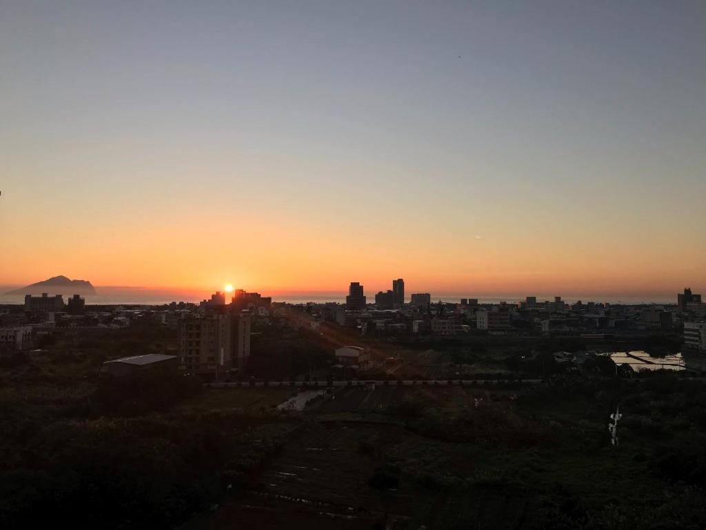 De zonsopgang of zonsondergang vanuit het appartement