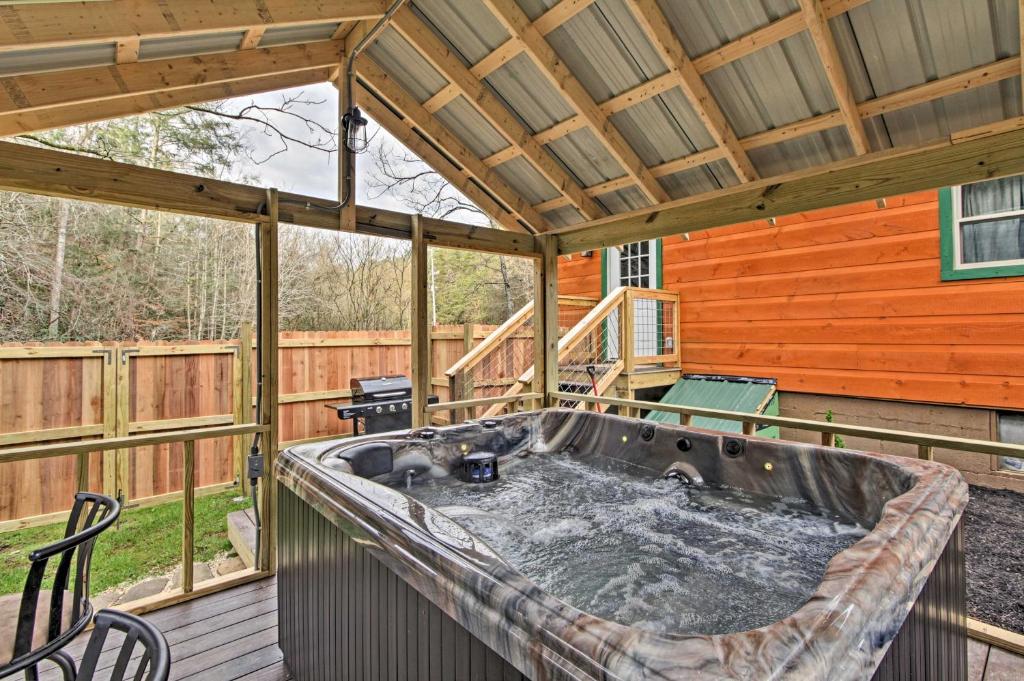 einen großen Whirlpool auf dem Deck einer Hütte in der Unterkunft Just Fur Relaxin Sevierville Cabin with Hot Tub! in Sevierville