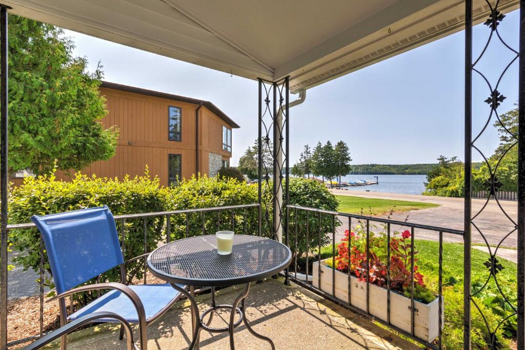 un tavolo e sedie su un balcone con vista sull'acqua di Boutique Home in Door County with Eagle Harbor Views a Ephraim