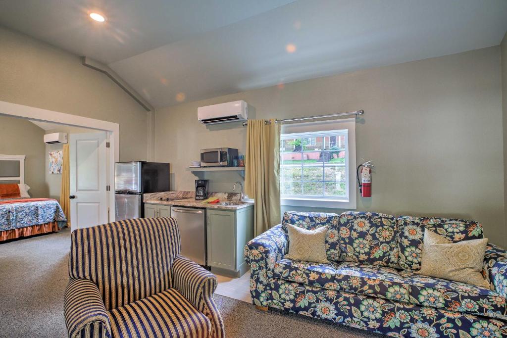 sala de estar con sofá y silla en Downtown Branson Cottage with Pool Access! en Branson