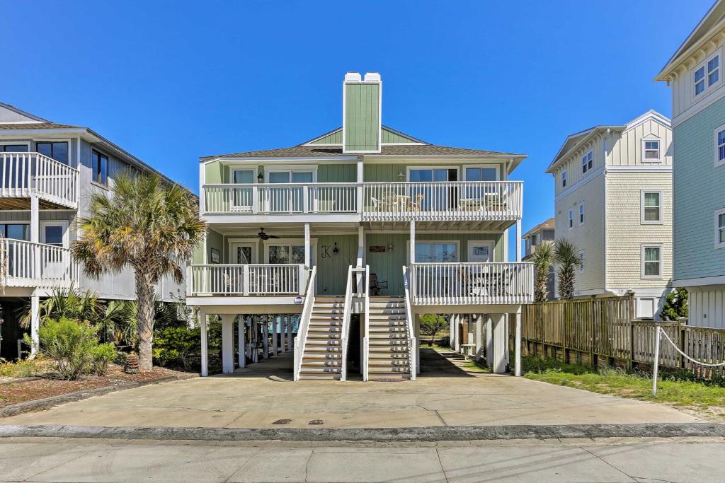 una casa con escaleras en la parte delantera en Condo with 2 Decks - Steps to Wrightsville Beach! en Wrightsville Beach