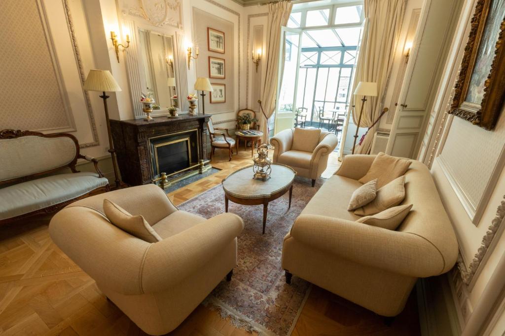 a living room filled with furniture and a fireplace at Villa Victor Louis - Bordeaux Centre in Bordeaux