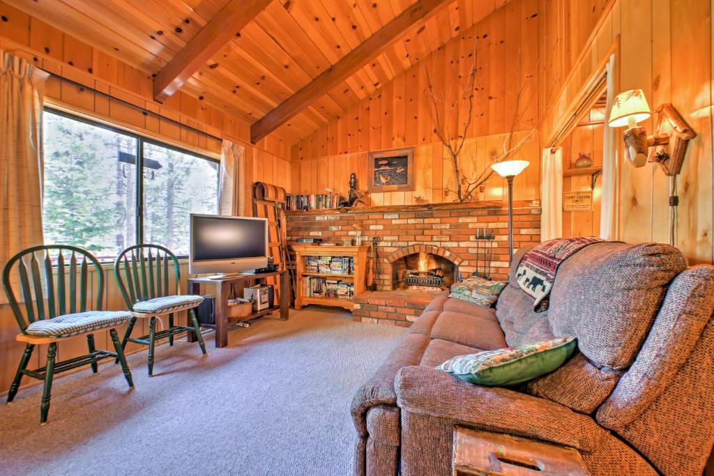Big Bear Lake Cabin with Deck about 7 Mi to Ski Slopes!, Fawnskin (updated prices 2024)