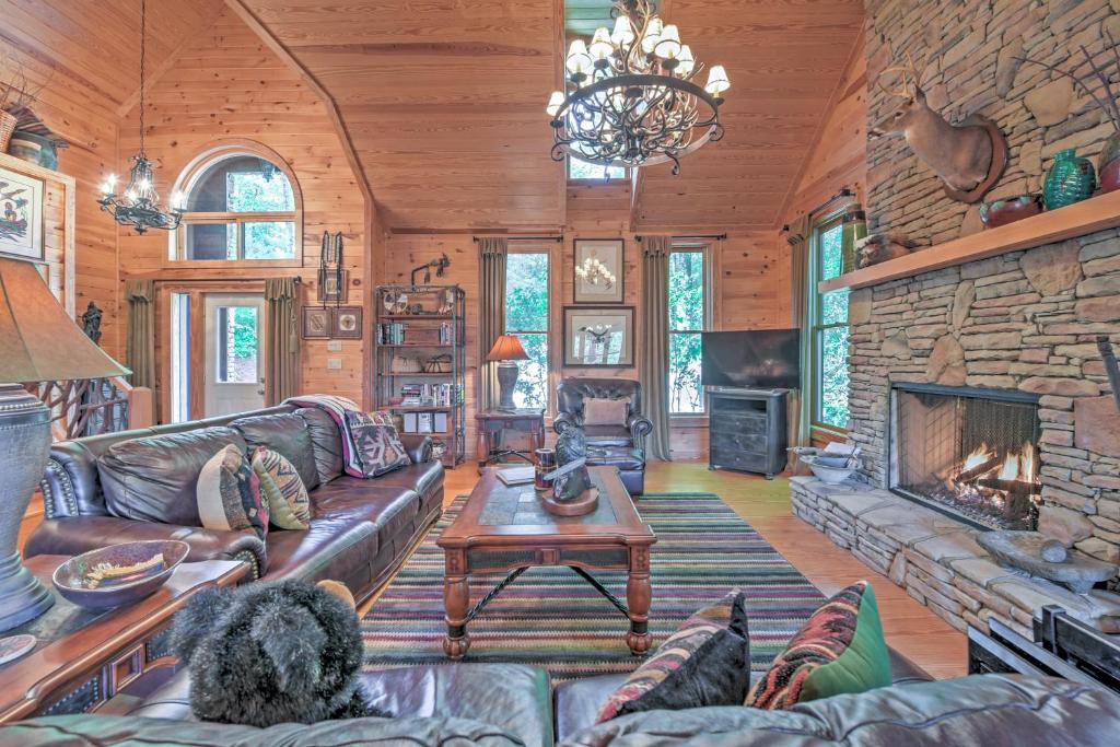 ein Wohnzimmer mit einem Sofa und einem Kamin in der Unterkunft Dream Catcher Luxe Cabin with Large Deck and Mtn View in Sapphire
