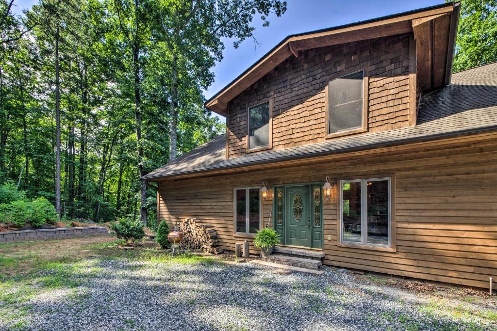 Fotografie z fotogalerie ubytování Tryon House with Hot Tub - Near Equestrian Centers! v destinaci Tryon