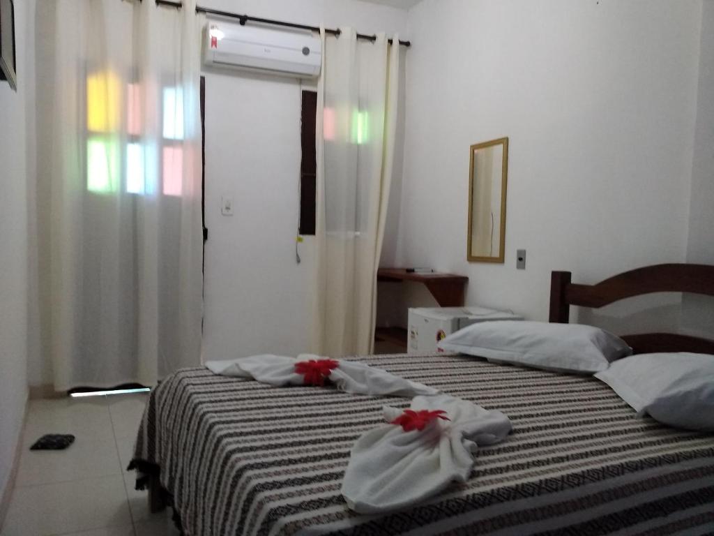 Een bed of bedden in een kamer bij Pousada Vila do Zimbo